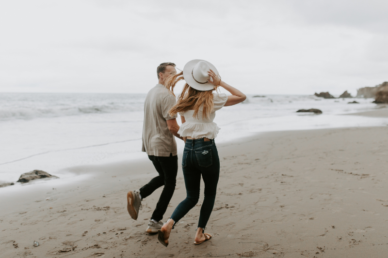 Outdoor engagement photos on the beach