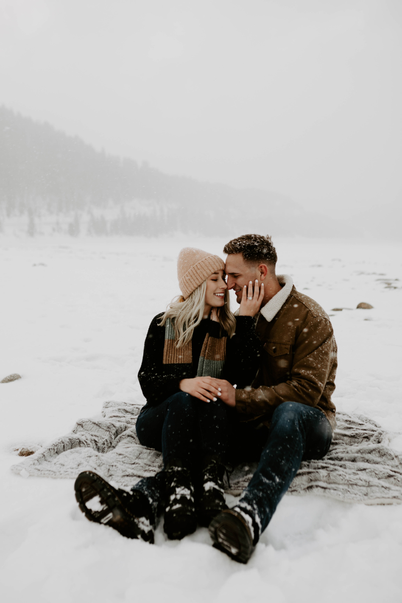 Winter engagement photos pose ideas outdoors with ring showing